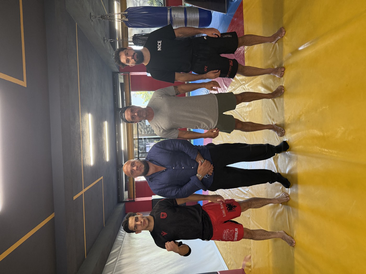 Im Gym in Albanien mit dem Team