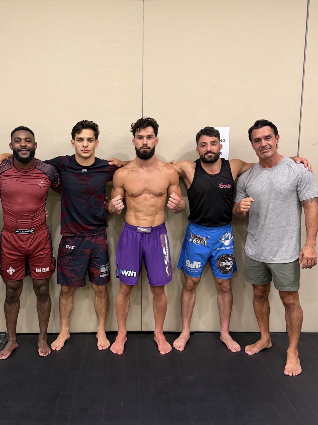 Argjent Shala mit Aljamain Sterling und Dennis Buzukja während der Fight Week
