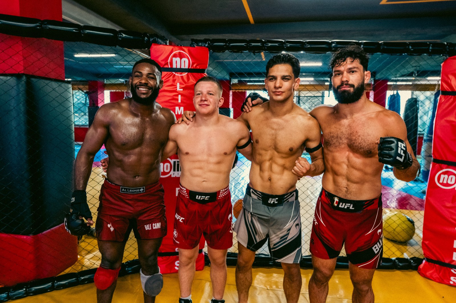 Argjent Shala im UFC-Camp mit Aljamain Sterling, Mark Vologdin und Dennis Buzukja